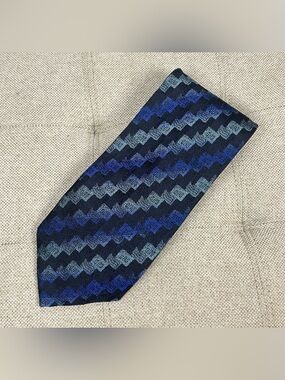 Pavone Necktie Tie 58”X3.75” 100% Silk Blue & Black Geometric Zigzag Italy EUC